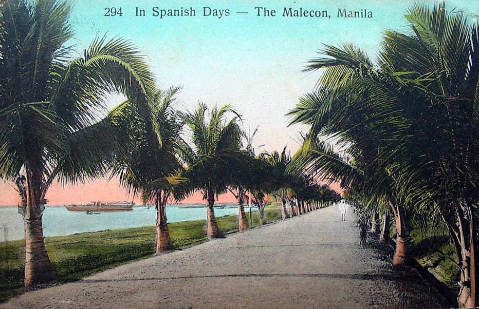 A vintage postcard of the Malecón.