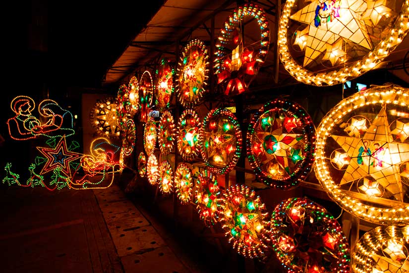 Parol sellers on the sidewalk of Macapagal Highway, image courtesy of Dindin Lagdameo.