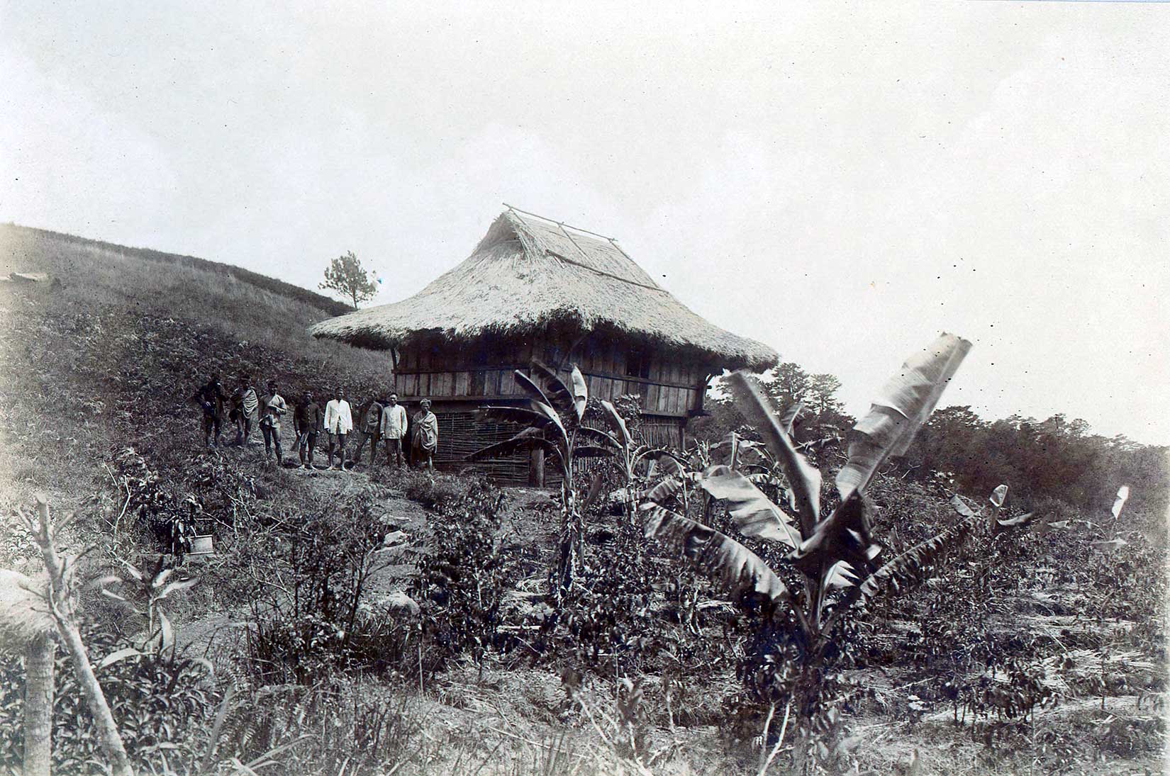 Ibaloi-house-with-men